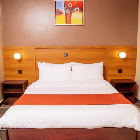 Blue Berries Hotel Entebbe Dış mekan fotoğraf