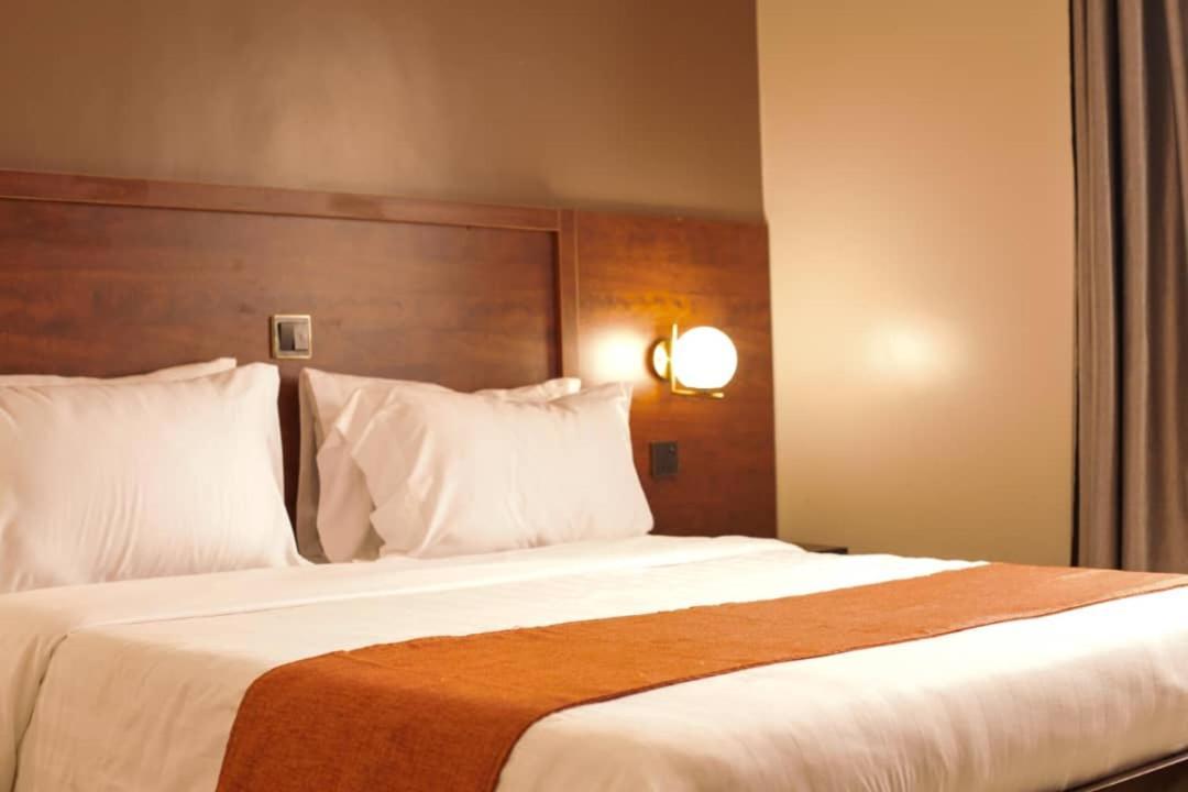 Blue Berries Hotel Entebbe Dış mekan fotoğraf
