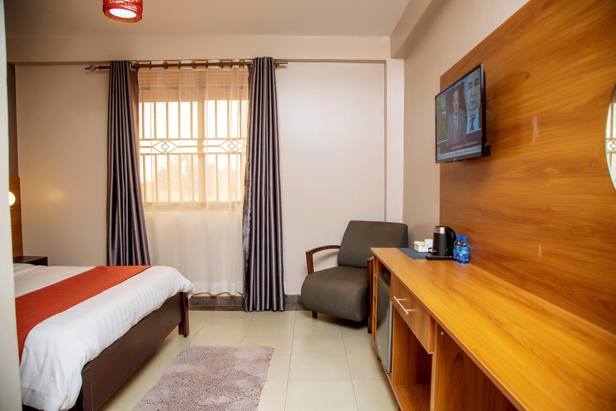 Blue Berries Hotel Entebbe Dış mekan fotoğraf