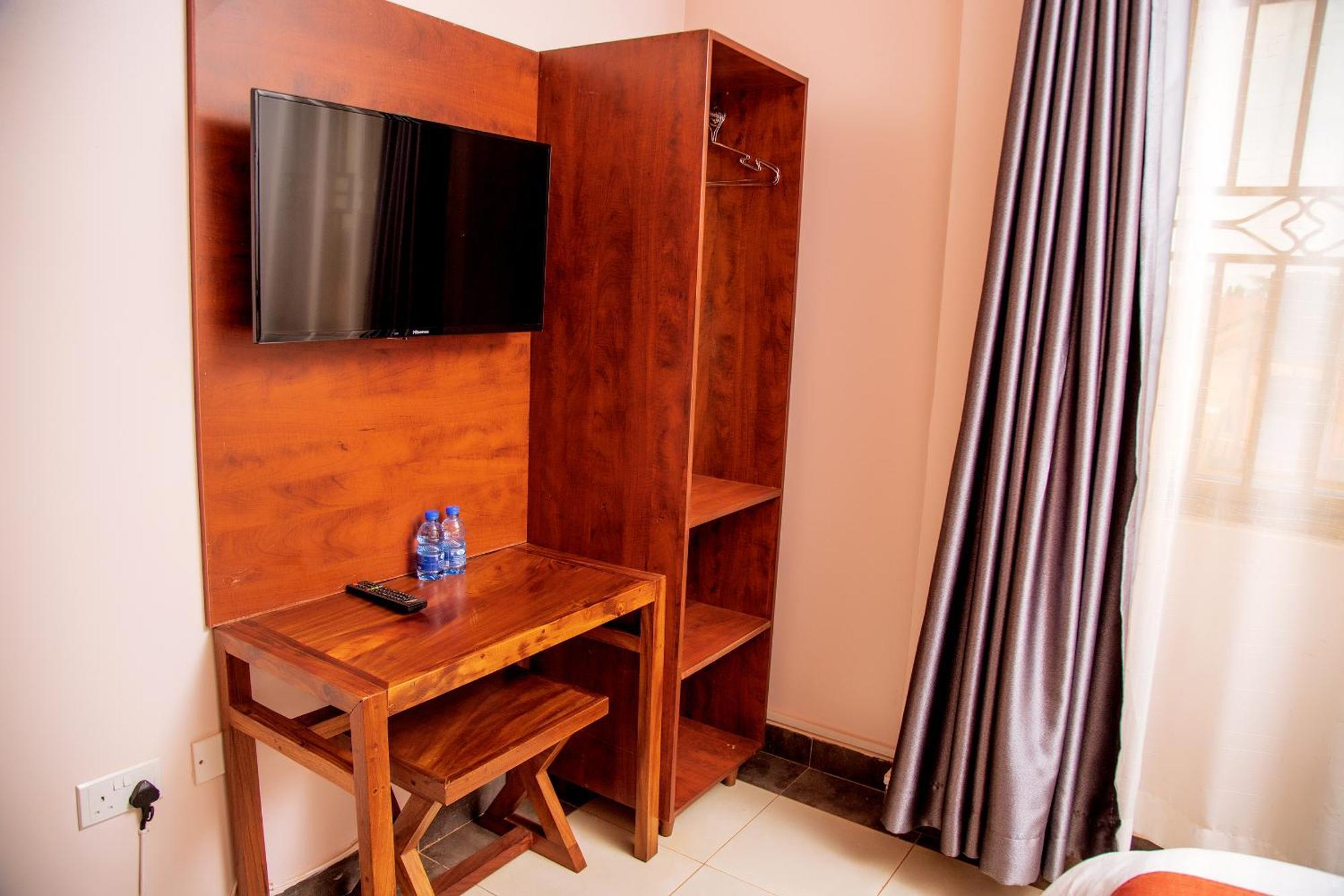 Blue Berries Hotel Entebbe Dış mekan fotoğraf