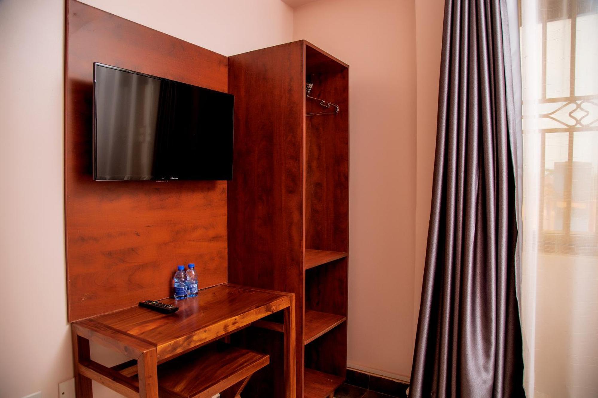 Blue Berries Hotel Entebbe Dış mekan fotoğraf