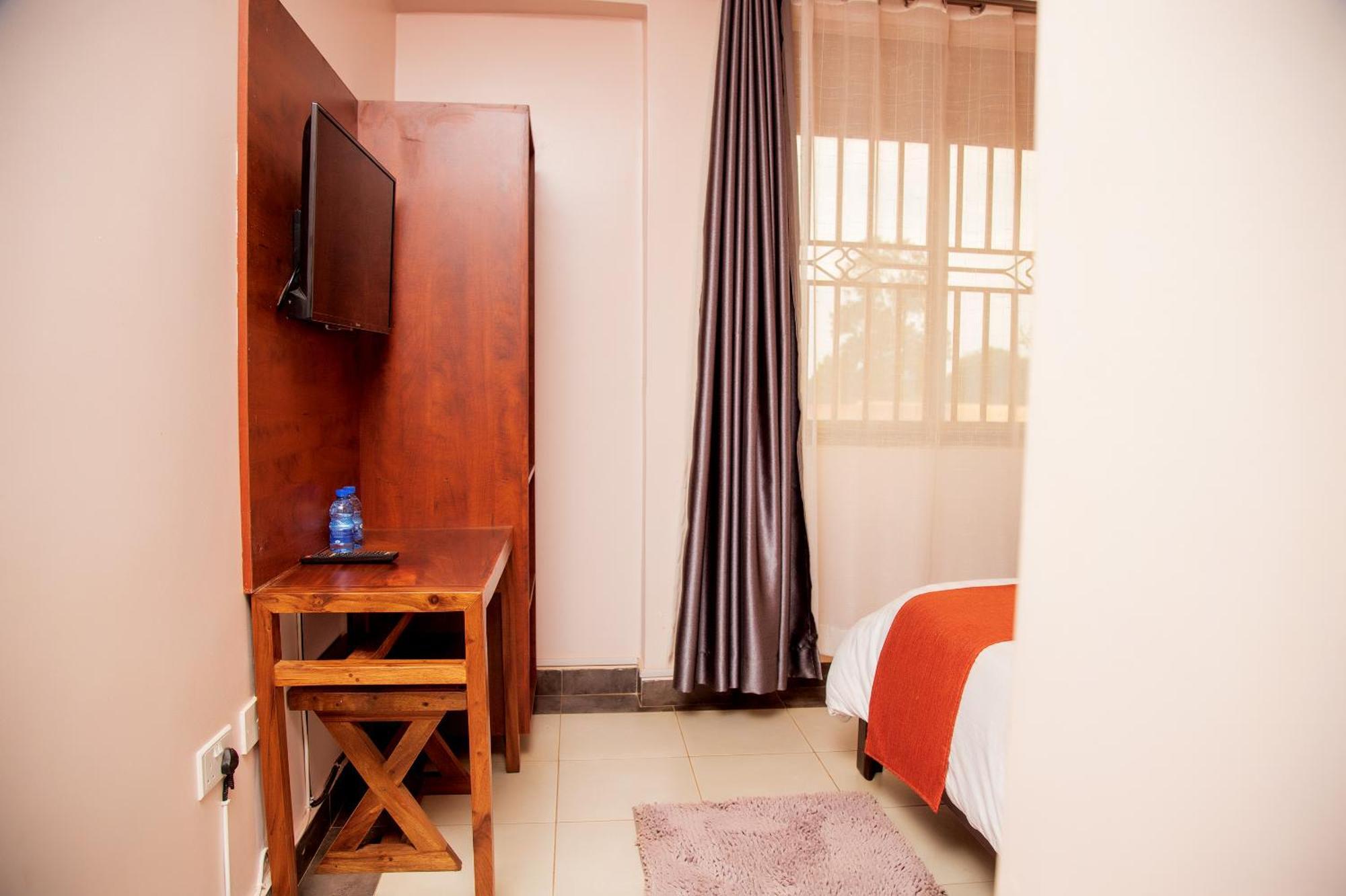 Blue Berries Hotel Entebbe Dış mekan fotoğraf